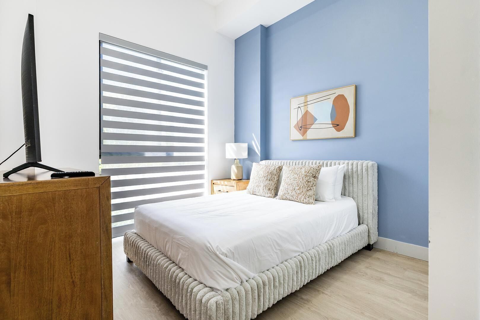 Escritorio, tabla de planchar con plancha, wifi y ropa de cama 