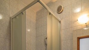 A modern bathroom with a glass-enclosed shower, a sink, and a toilet. - Sv. Martin / B&B sv Martin C, pogled na more (Mali Lošinj)