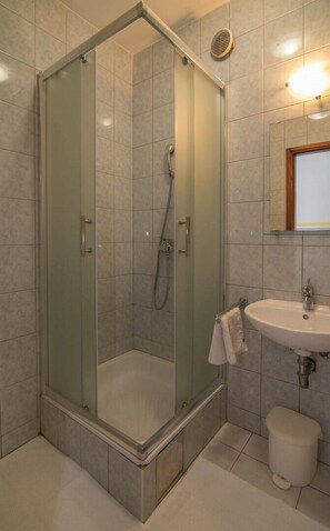 Bathroom - Sv. Martin / B&B sv Martin C, pogled na more (Mali Lošinj)