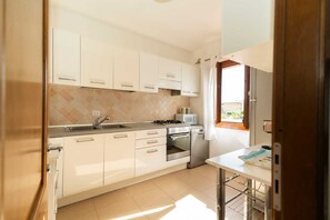 Microwave, oven, stovetop, dishwasher - Bright and practical apartment with outdoor space (Olbia)