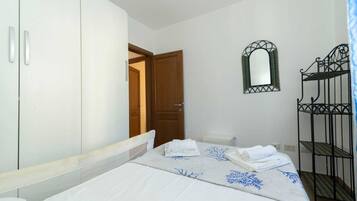 Iron/ironing board, internet, bed sheets