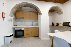 Fridge, microwave, oven, stovetop - Holiday Home 'Casa Flor De Laranjeira' with Shared Terrace, Wi-Fi and Air Conditioning (Faial da Terra)
