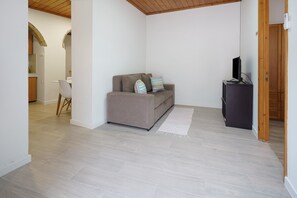 TV - Holiday Home 'Casa Flor De Laranjeira' with Shared Terrace, Wi-Fi and Air Conditioning (Faial da Terra)