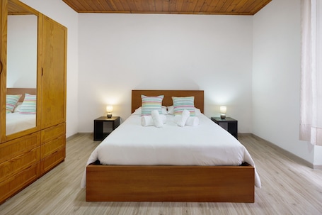 WiFi, bed sheets. Holiday Home 'Casa Flor De Laranjeira' with Shared Terrace, Wi-Fi and Air Conditioning