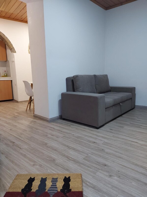 Living area - Holiday Home 'Casa Flor De Laranjeira' with Shared Terrace, Wi-Fi and Air Conditioning (Faial da Terra)