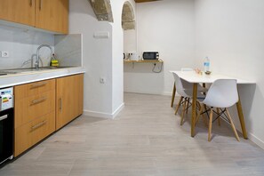 Een koelkast, een magnetron, een oven, een kookplaat