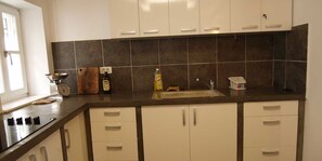 Fridge, oven, stovetop, cookware/dishes/utensils - Mariana B4 · Mariana B4 (Veli Lošinj)