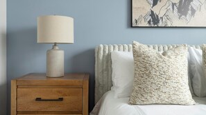 Desk, iron/ironing board, WiFi, bed sheets - Landing | Stunning 1BD, Gym, Pool (Charlotte)