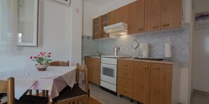 Fridge, stovetop, cookware/dishes/utensils - Zdenka 3 Veli Lošinj (Veli Lošinj)