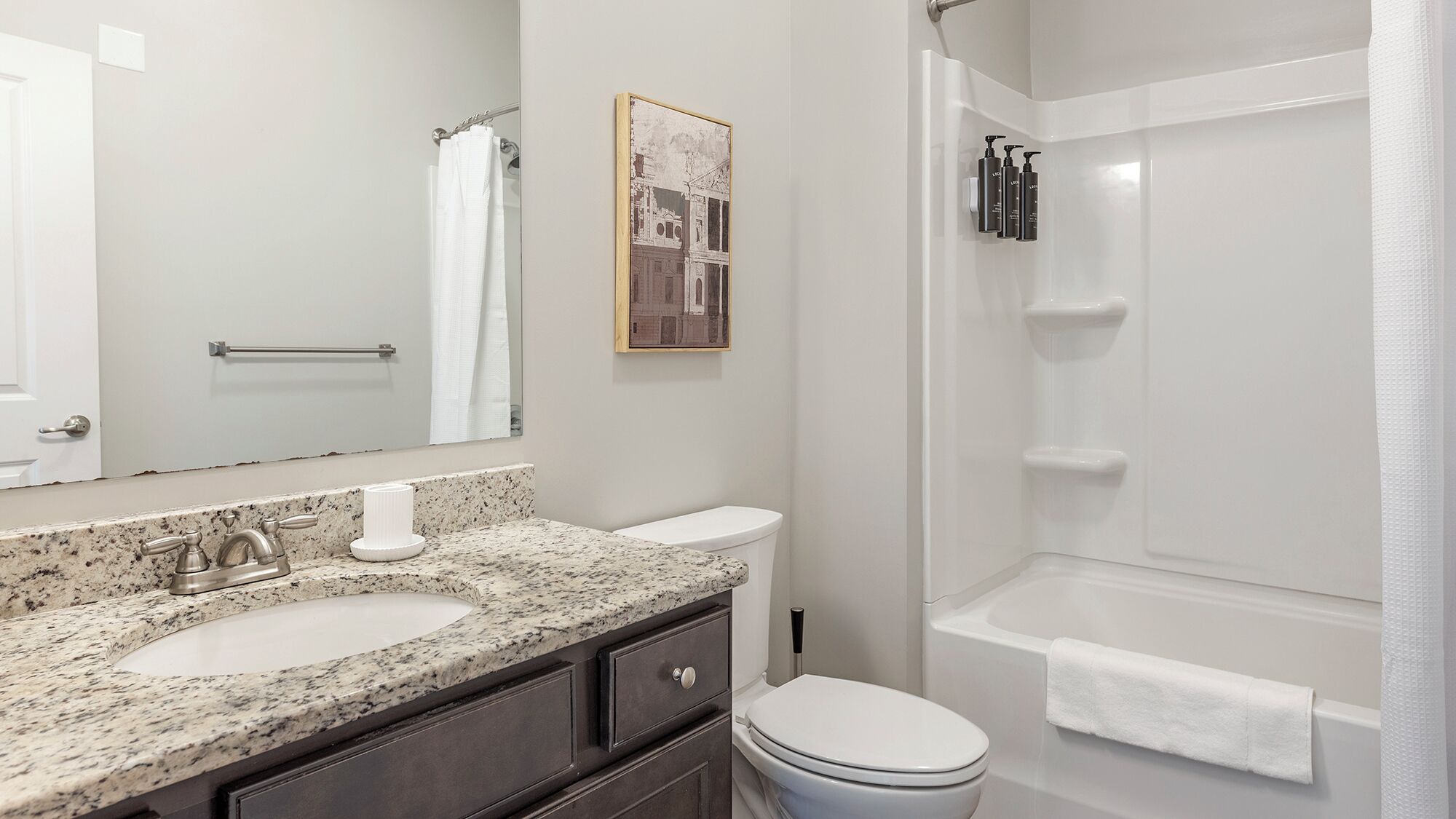 Studio, 1 Queen Bed (0 Bedroom) | Bathroom | Free toiletries, hair dryer, towels, soap