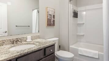 Studio, 1 Queen Bed (0 Bedroom) | Bathroom | Free toiletries, hair dryer, towels, soap