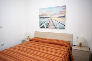 1 dormitorio, escritorio, tabla de planchar con plancha y wifi