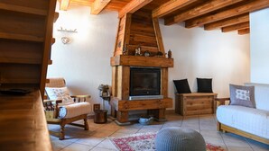 A cozy room with a fireplace, wooden furniture, and a tiled floor. - 'Maison Elie' Apartment with Mountain View, Balcony and Wi-Fi (Vieyes   Aymavilles)