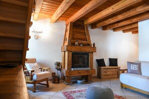 TV - 'Maison Elie' Apartment with Mountain View, Balcony and Wi-Fi (Vieyes   Aymavilles)