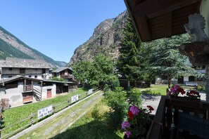 Property grounds - 'Maison Elie' Apartment with Mountain View, Balcony and Wi-Fi (Vieyes Aymavilles)