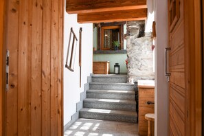 Interior - 'Maison Elie' Apartment with Mountain View, Balcony and Wi-Fi (Vieyes Aymavilles)