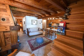 TV - 'Maison Elie' Apartment with Mountain View, Balcony and Wi-Fi (Vieyes   Aymavilles)