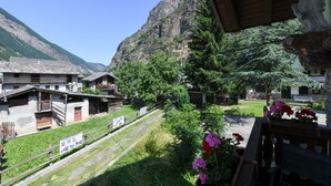 A mountain village with traditional buildings, a clear sky, and a view of the surrounding landscape. - 'Maison Elie' Apartment with Mountain View, Balcony and Wi-Fi (Vieyes   Aymavilles)