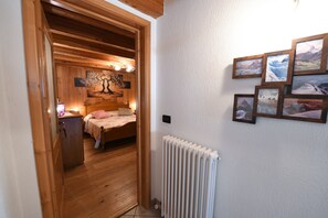 WiFi, bed sheets - 'Maison Elie' Apartment with Mountain View, Balcony and Wi-Fi (Vieyes   Aymavilles)