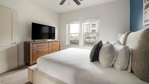 Desk, iron/ironing board, WiFi, bed sheets - Landing | Beautiful 1BD, Gym, Game Room (Buda)