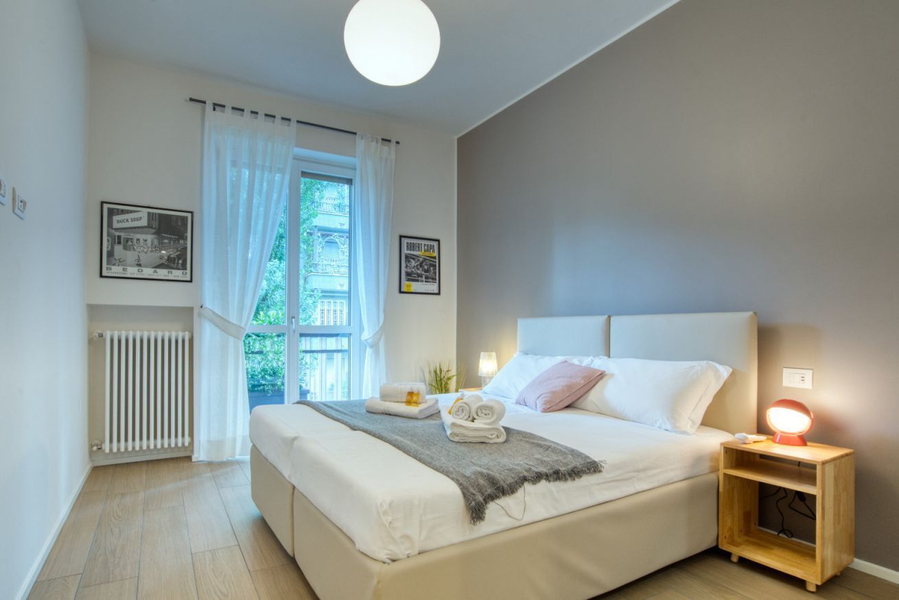 1 habitación y tabla de planchar con plancha 
