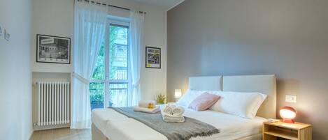 1 habitación y tabla de planchar con plancha