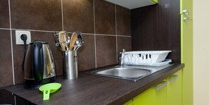 Refrigerador, parrilla de estufa y utensilios de cocina 