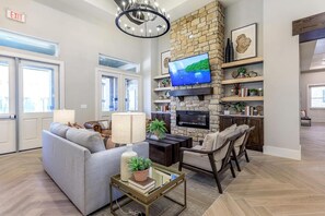 Smart TV - Landing | Beautiful 1BD, Game Room, Gym (Buda)