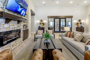 Smart TV - Landing | Stylish 2BD, Game Room, Gym (Buda)