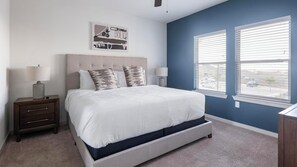 Työpöytä, silitysrauta/-lauta, Wi-Fi, vuodevaatteet