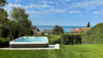 Bañera de hidromasaje exterior