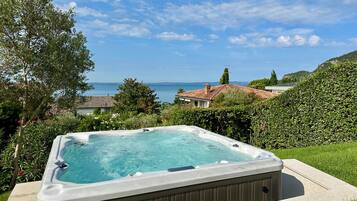 Bañera de hidromasaje exterior