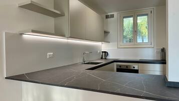 Fridge, oven, stovetop, dishwasher