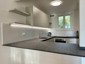 Réfrigérateur, four, plaque de cuisson, lave-vaisselle