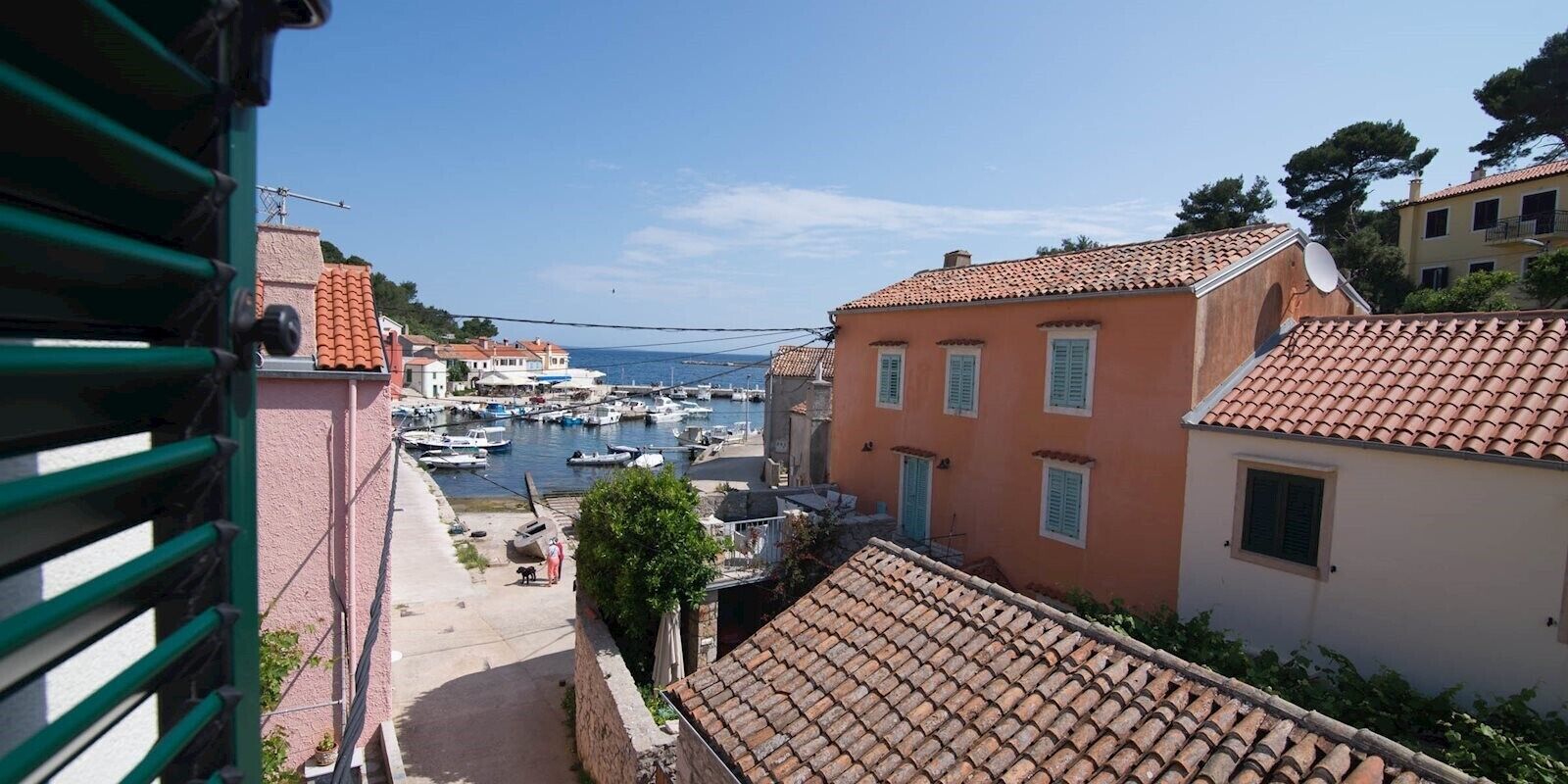 Ein Küstenort mit traditioneller Bebauung, einem Hafen und freiem Blick auf das Meer.