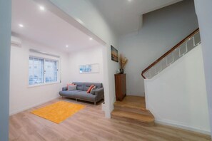 TV - Holiday Home 'Douro Garden Home Rooftop' with Private Terrace, Wi-Fi and Air Conditioning (Vila Nova de Gaia)