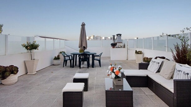 A rooftop terrace with a dining table, chairs, a sofa, and potted plants. - Holiday Home 'Douro Garden Home Rooftop' with Private Terrace, Wi-Fi and Air Conditioning (Vila Nova de Gaia)