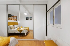 Tabla de planchar con plancha, wifi, ropa de cama