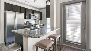 Fridge, dining tables - Landing | Stunning 2BD, Pool, Gym (Houston)