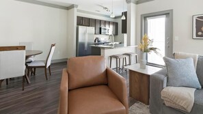 Smart TV - Landing | Stunning 2BD, Pool, Gym (Houston)