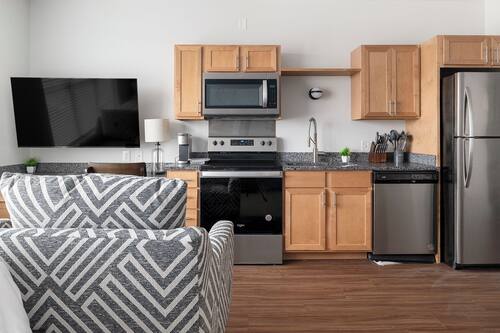 Studio (1 Bedroom) | Cuisine privée | Réfrigérateur, four à micro-ondes, un four, surface de cuisson