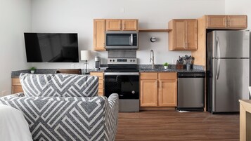 Studio (1 Bedroom) | Private kitchen | Fridge, microwave, oven, stovetop