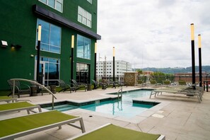 Una piscina al aire libre, tumbonas
