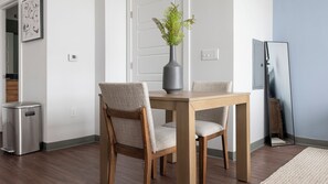 Estudio (1 Bedroom) | Comedor