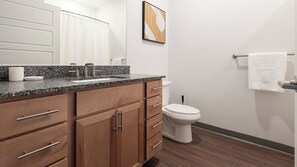 Estudio (1 Bedroom) | Baño | Artículos de higiene personal gratuitos, secador de pelo y toallas
