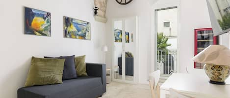 Apartment, 1 Doppelbett und Schlafsofa, Haustiere gestattet | Wohnbereich | 30-Zoll-Fernseher mit Satellitenempfang