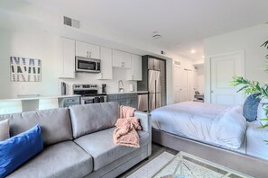 مكتب ومكواة/لوح كي وواي فاي وملاءات أسرّة