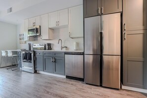 ثلاجة، مائدة طعام