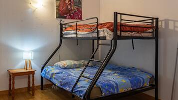 3 habitaciones, tabla de planchar con plancha, wifi y ropa de cama