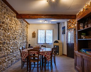 Dining - House in a Hamlet in the Heart of Cathar Country (Quillan)